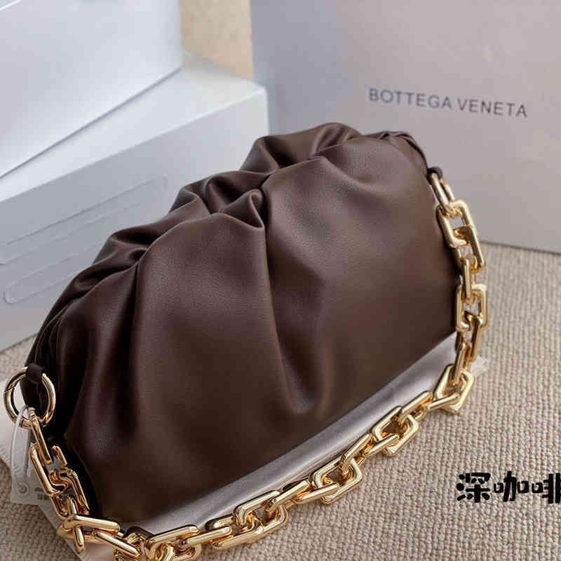 Chain Venetas Handbags Designer Bottegas Enetas Cloud Super Fire Song Hye Same Underarm Bag Leather Handle One Shoul 46IU
Chain Venetas Handbags Designer Bottegas Enetas Cloud Super Fire Song Hye Same Underarm Bag Leather Handle One Shoul 46IU