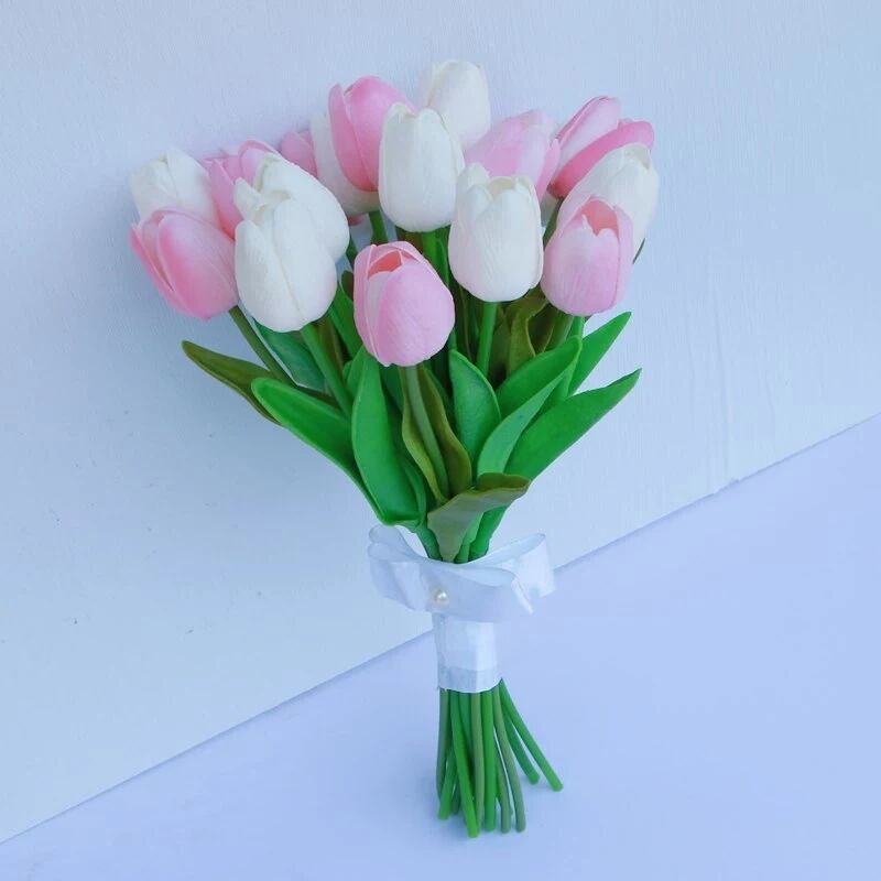 Anti-true flower forest Eucalyptus bride holding flowers white tulips happiness grass mix and match bouquet wedding flowers