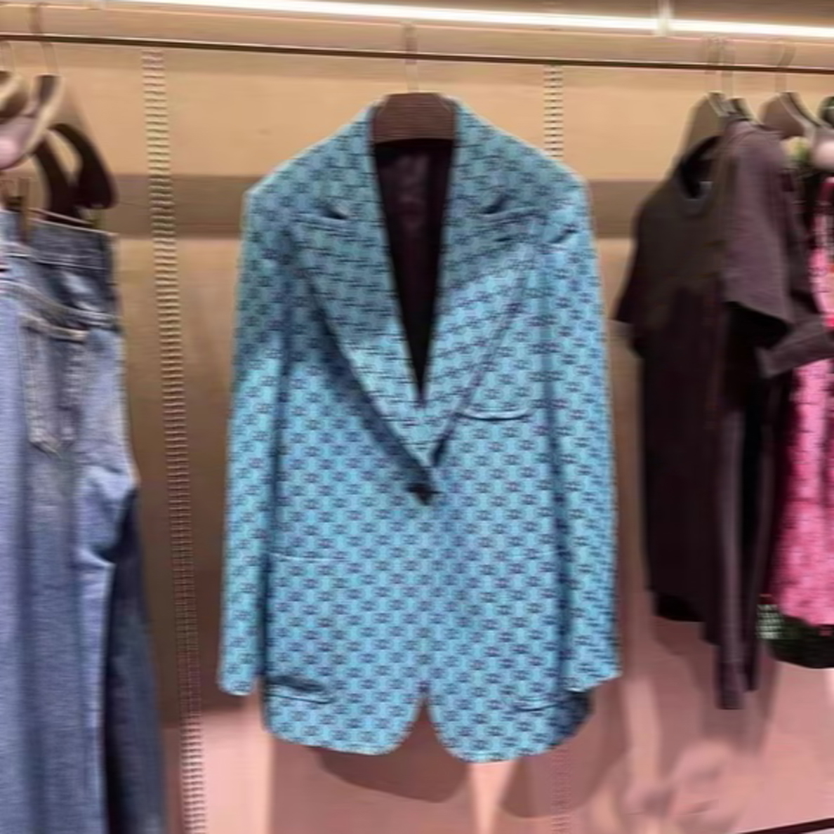 B6788 Women' designer blazers Clothing with full letters spring new released tops, As pic
B6788 Women' designer blazers Clothing with full letters spring new released tops, As pic
