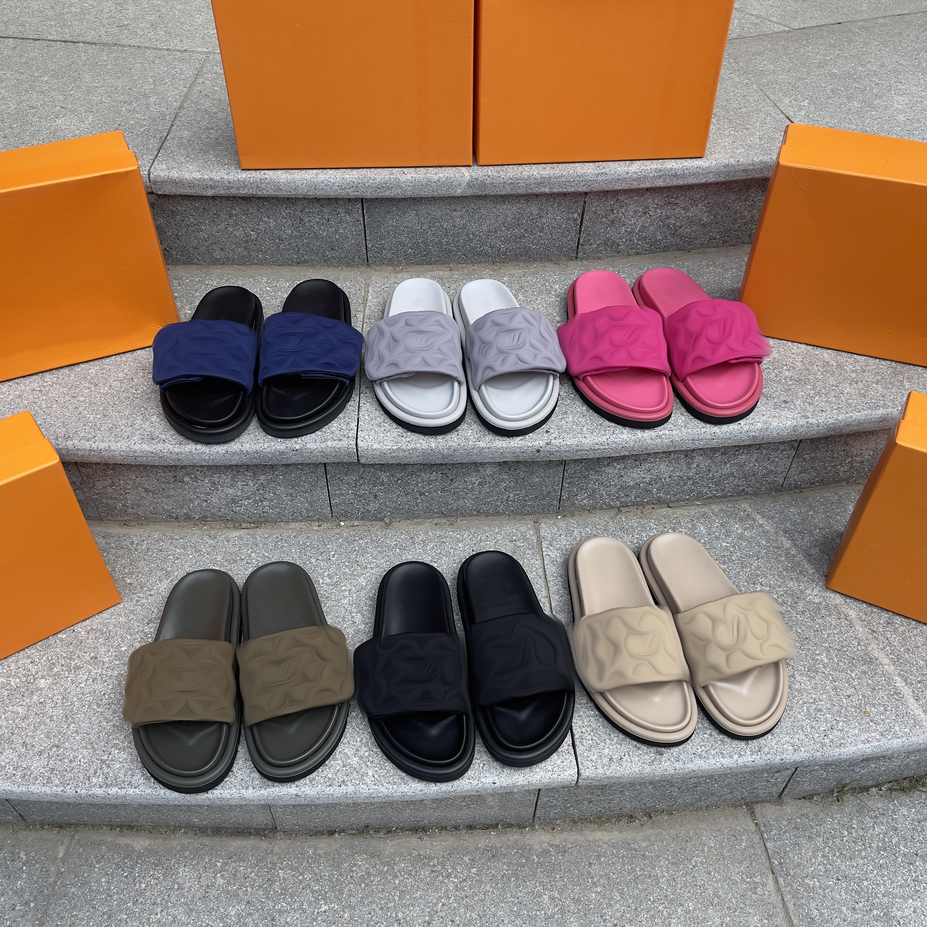 POOL PILLOW Women Slippers Thong Men Sandals Cutout Leather Sandal Embossed Butterfly Luxury Leather Slipper Woman Mules Sizes 35-46, Shoes box
POOL PILLOW Women Slippers Thong Men Sandals Cutout Leather Sandal Embossed Butterfly Luxury Leather Slipper Woman Mules Sizes 35-46, Shoes box