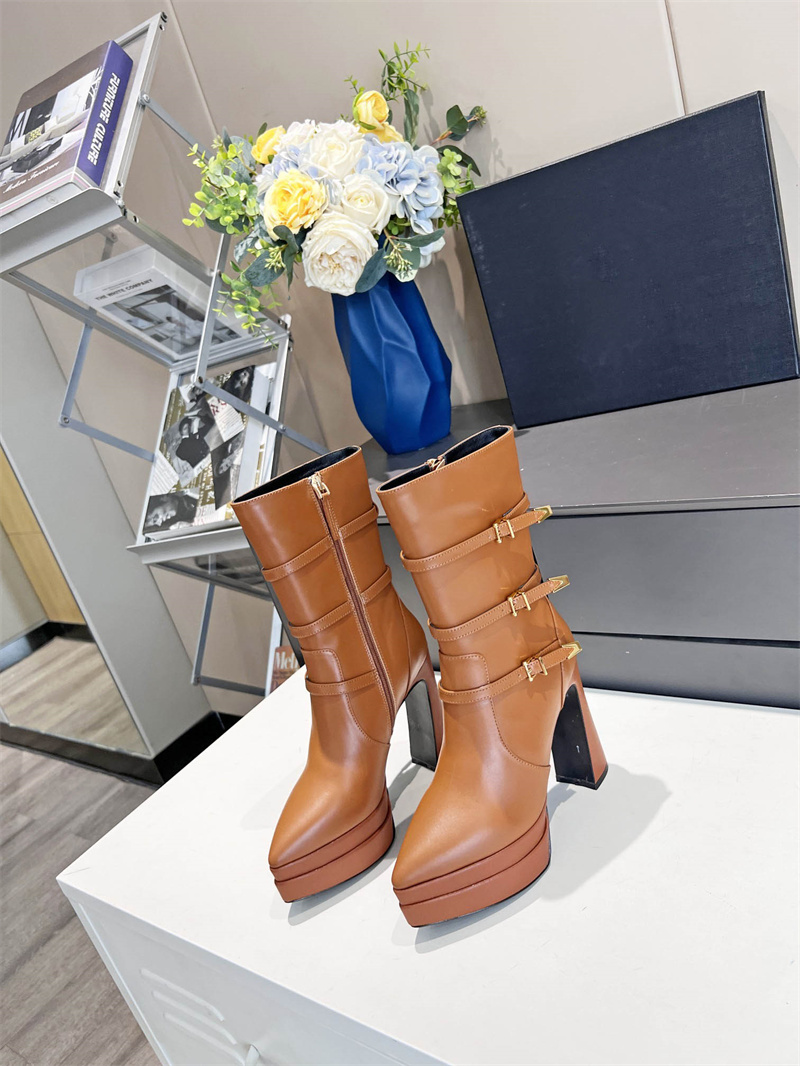 Designer Luxury Brown leather gold-tone hardware loop detail Medusa heel boot With Original box Dust Bag, Don´t pay it
Designer Luxury Brown leather gold-tone hardware loop detail Medusa heel boot With Original box Dust Bag, Don´t pay it