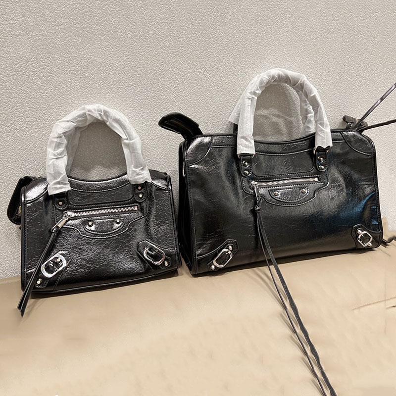 Le Handbag Crossbody bag Women Shoulder bags Travel bag lady Cool girl Purse Real leather Sac Large capacity High quality Fashion letters Removable strap, Box
Le Handbag Crossbody bag Women Shoulder bags Travel bag lady Cool girl Purse Real leather Sac Large capacity High quality Fashion letters Removable strap, Box