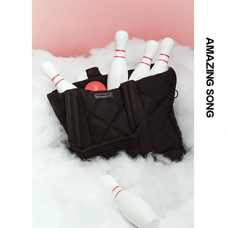 Evening Bags Amazing Song TOTE Bag 2022 Product Down Female Large-capacity Fall/Winter OL Commuter Niche Shoulder, Soft pink
Evening Bags Amazing Song TOTE Bag 2022 Product Down Female Large-capacity Fall/Winter OL Commuter Niche Shoulder, Soft pink