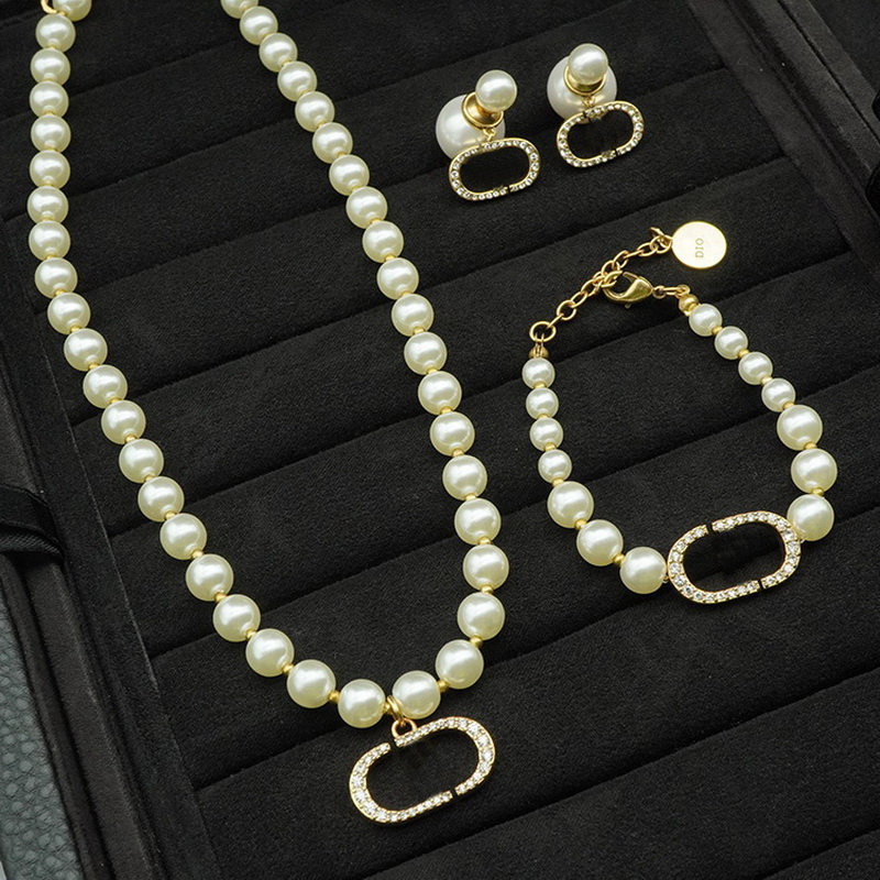 High quality fashion pearls earring Letters Micro inlays diamonds Pendants Women delicate necklaces bracelet lovely earrings luxurious jewelry, Golden
High quality fashion pearls earring Letters Micro inlays diamonds Pendants Women delicate necklaces bracelet lovely earrings luxurious jewelry, Golden