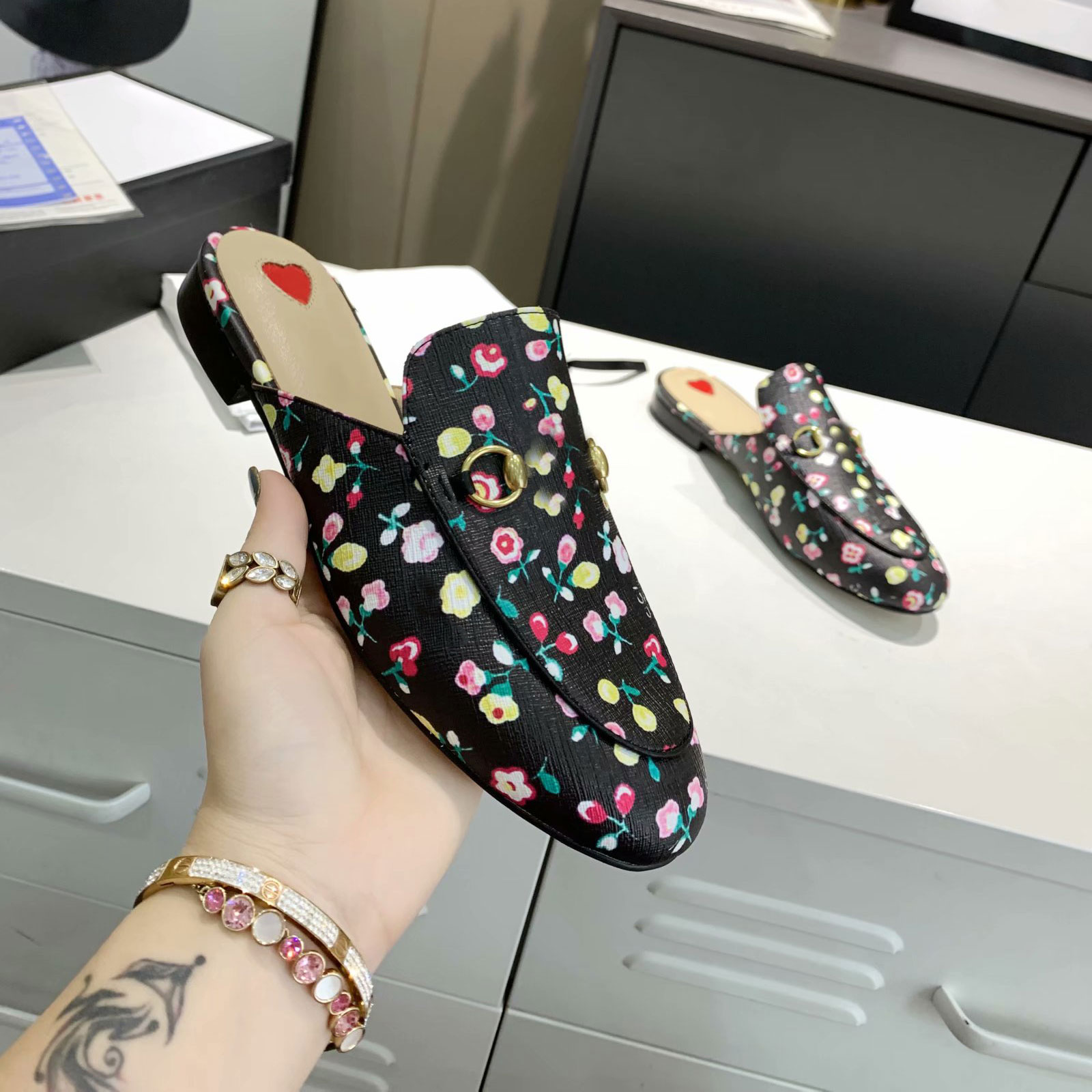 Designer Women Slippers Princetown Loafers Mules Genuine Leather Sandals Horsebit Half Drag Metal Chain Cowhide Men Slides Trainer 35-45, 20
Designer Women Slippers Princetown Loafers Mules Genuine Leather Sandals Horsebit Half Drag Metal Chain Cowhide Men Slides Trainer 35-45, 20