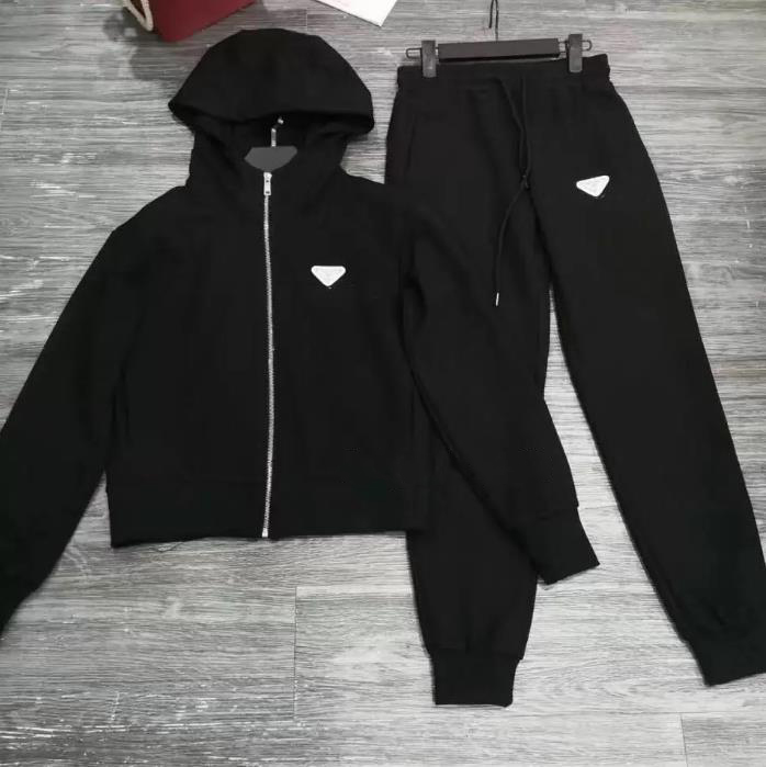 high quality Womens Tracksuits with metal triangle standard active sports long sleeve sweater suit jogging hoodie pants suit women sportswear
high quality Womens Tracksuits with metal triangle standard active sports long sleeve sweater suit jogging hoodie pants suit women sportswear