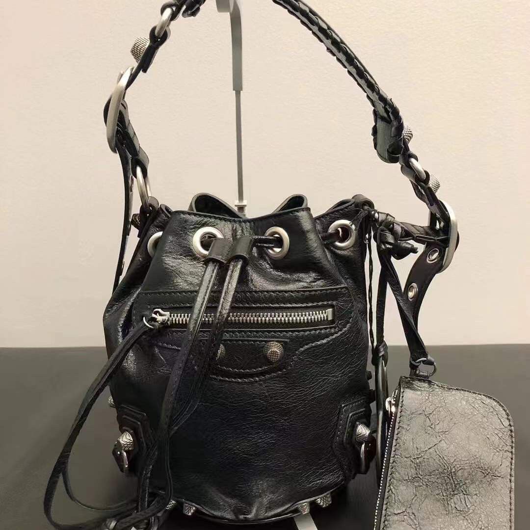Bag Top Bucket luxury Designer Crossbody Shoulder Bags Lady Cool Girl Le Cagole Motorcycle Handbag women fashion Reteo leather handbags removable shoulders strap, Black
Bag Top Bucket luxury Designer Crossbody Shoulder Bags Lady Cool Girl Le Cagole Motorcycle Handbag women fashion Reteo leather handbags removable shoulders strap, Black
