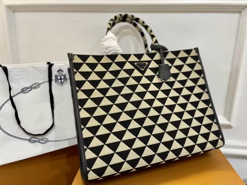 HBP 2005 Luxury Designer fabric Beach Bags Womens men tote Shoulder Bag Top quality triangle Fashion Messenger wallet classic crossbody Handbags Marcs Totes
HBP 2005 Luxury Designer fabric Beach Bags Womens men tote Shoulder Bag Top quality triangle Fashion Messenger wallet classic crossbody Handbags Marcs Totes