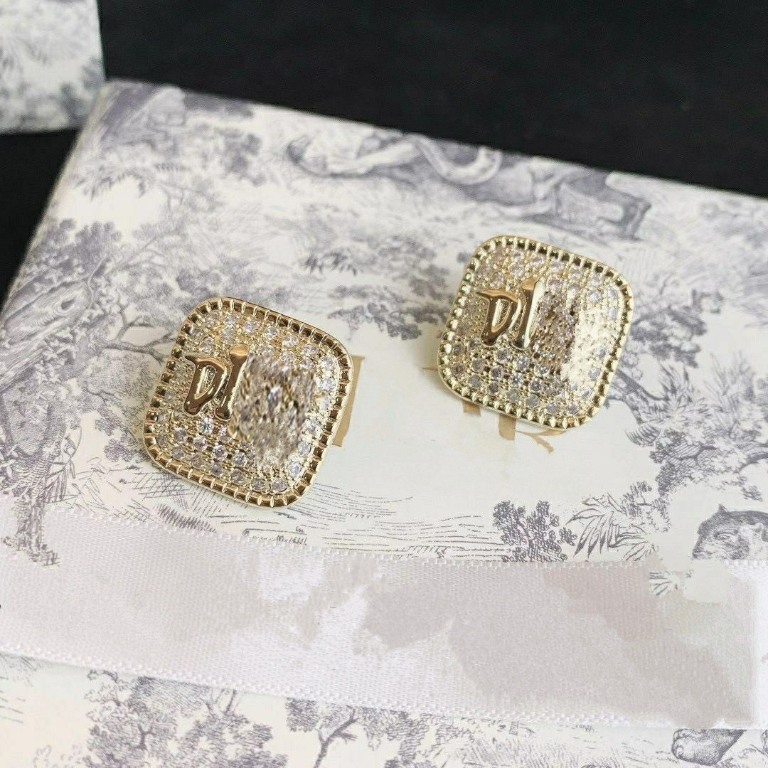 heart diamond round European and American Stud letter D home earrings women ladies designer luxury diamond pearl bee couple gift jewelry does not fade
heart diamond round European and American Stud letter D home earrings women ladies designer luxury diamond pearl bee couple gift jewelry does not fade