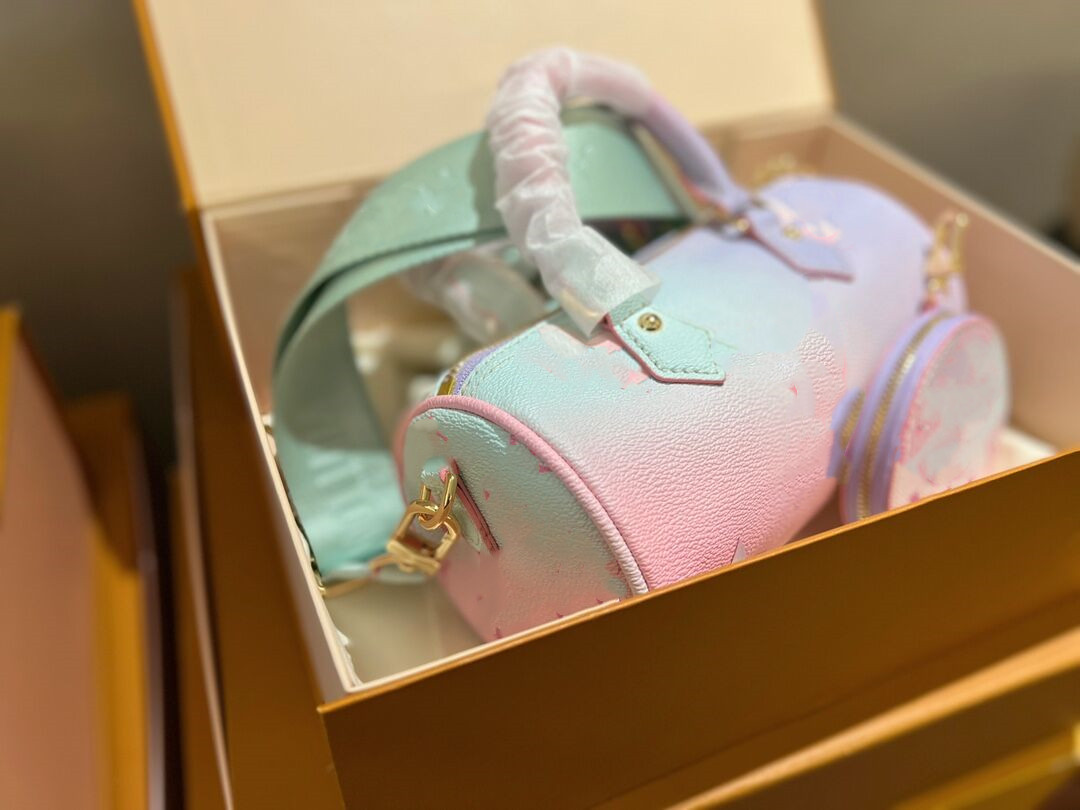 Bag Summer 2022 mermaid gradient Babilon first love powder medium size single shoulder bag 5A designer luxury, Pink
Bag Summer 2022 mermaid gradient Babilon first love powder medium size single shoulder bag 5A designer luxury, Pink