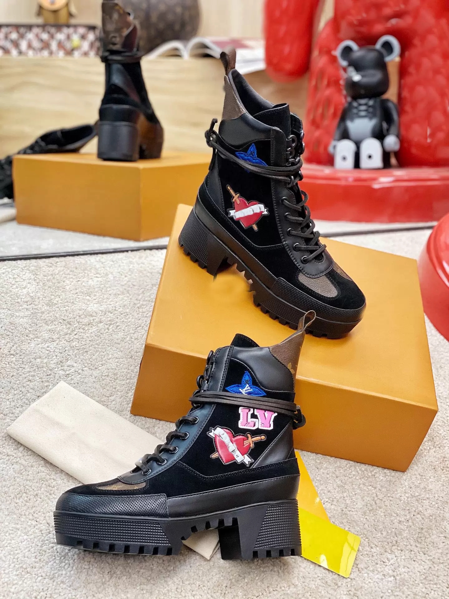 2022 luxury brand women designer boots Martin Desert boo ts s Flamingo Love Arrow Medal 100% genuine leather thick winter shoes high heel size 35-42
2022 luxury brand women designer boots Martin Desert boo ts s Flamingo Love Arrow Medal 100% genuine leather thick winter shoes high heel size 35-42