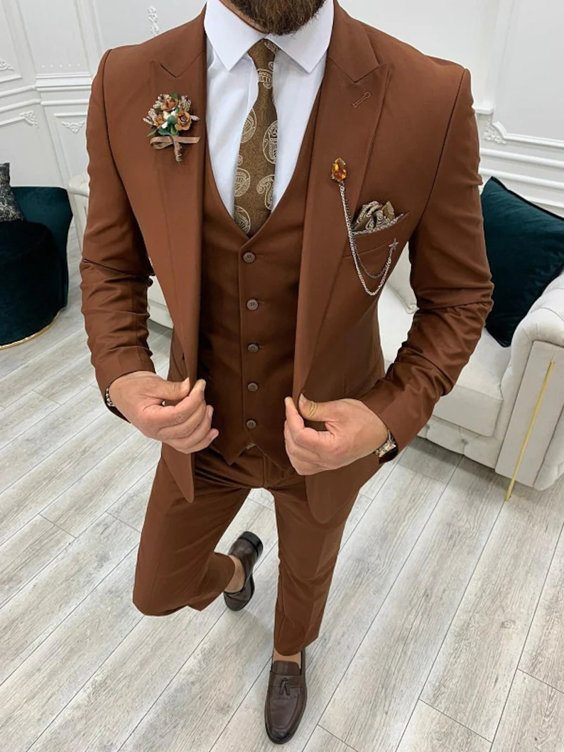 Brown Men Suits 3 Piece One Button Slim Fit Wedding Tuxedos Groom Wear Peaked Lapel Stylish Man Suits Prom Party Blazer Jacket+Pant+Vest