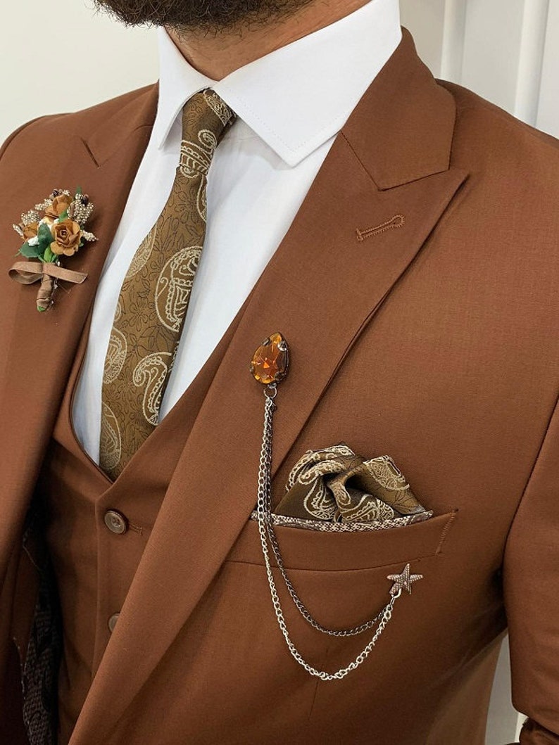 Brown Men Suits 3 Piece One Button Slim Fit Wedding Tuxedos Groom Wear Peaked Lapel Stylish Man Suits Prom Party Blazer Jacket+Pant+Vest