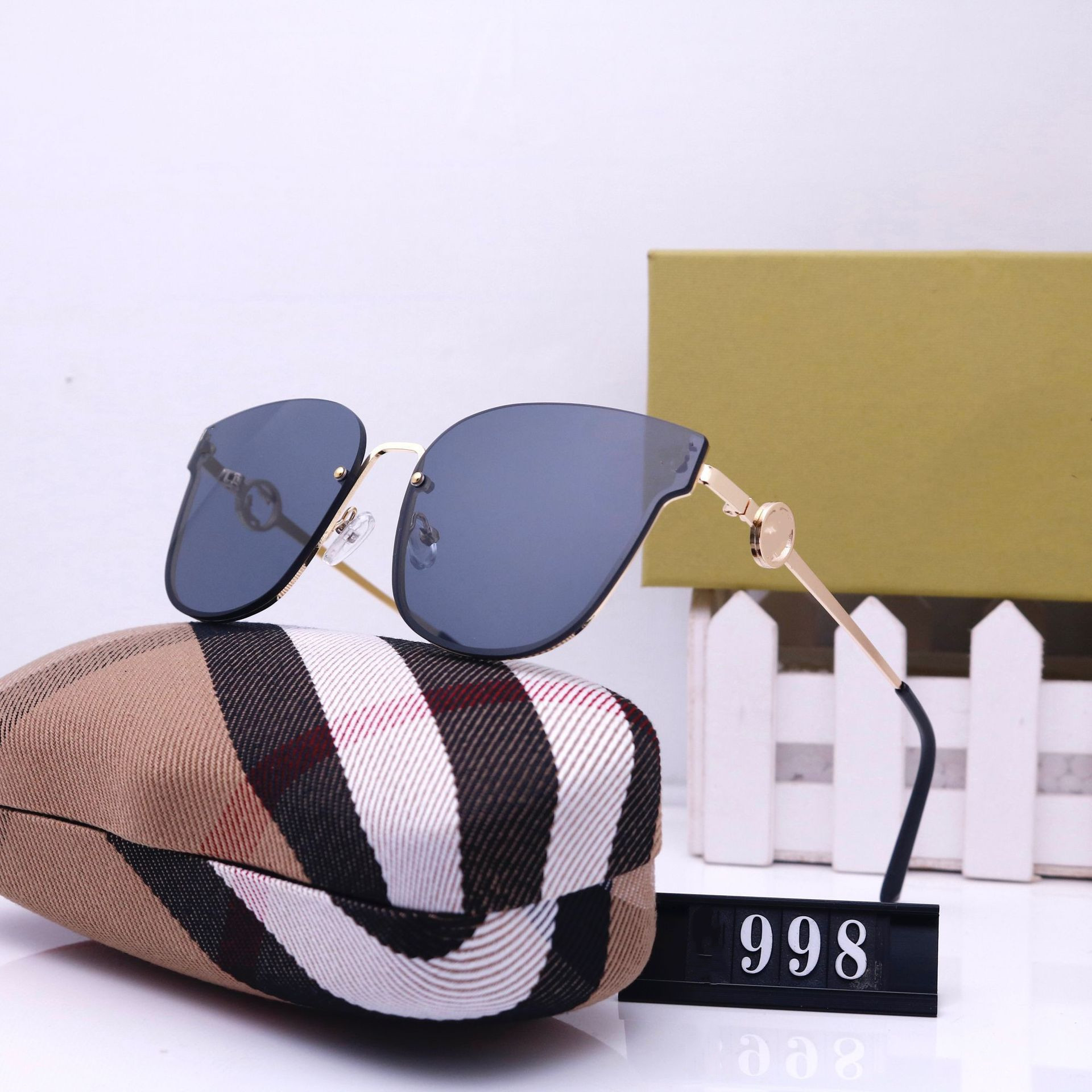 HOT Man Glasses Designer Sunglasses Women Fashion Frameless Rectangle Coating Buffalo Horn Sunglass UV400 Evidence Eyeglass Wooden Mens Eyewear Eyelgasses 888
HOT Man Glasses Designer Sunglasses Women Fashion Frameless Rectangle Coating Buffalo Horn Sunglass UV400 Evidence Eyeglass Wooden Mens Eyewear Eyelgasses 888