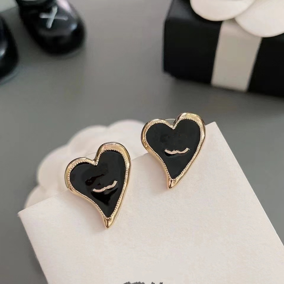 Simple 18K Gold Plated Luxury Brand Designers C-Letters Stud Geometric Famous Women Black Heart Earring Wedding Party Jewerlry Studs C095
Simple 18K Gold Plated Luxury Brand Designers C-Letters Stud Geometric Famous Women Black Heart Earring Wedding Party Jewerlry Studs C095
