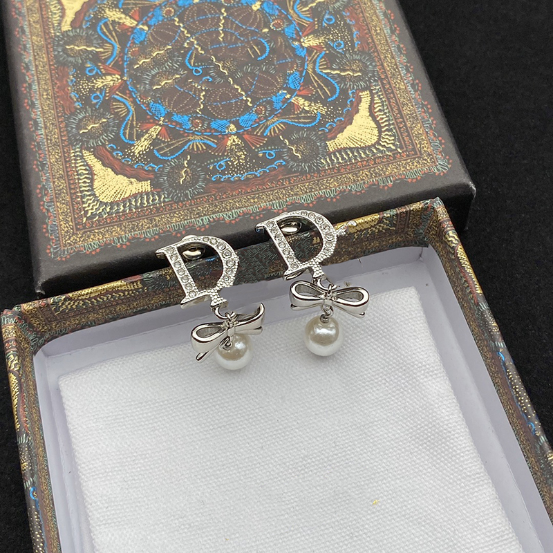 Cute Bow Knot Pendant Studs Luxury Letters Women Earrings Birthday Gift for Girls Elegant Earring Brand Stud Jewelry
Cute Bow Knot Pendant Studs Luxury Letters Women Earrings Birthday Gift for Girls Elegant Earring Brand Stud Jewelry