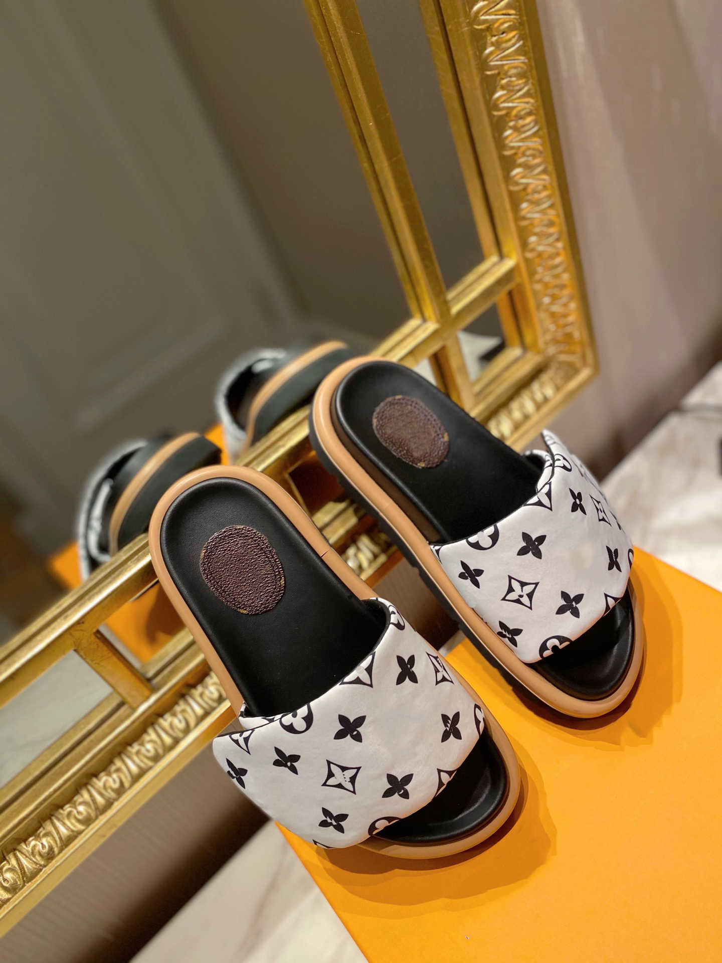 Spring / summer 2021 slippers nylon buckle series couples drag fashion sandals leather sandals with the same style as men and women, Box
Spring / summer 2021 slippers nylon buckle series couples drag fashion sandals leather sandals with the same style as men and women, Box