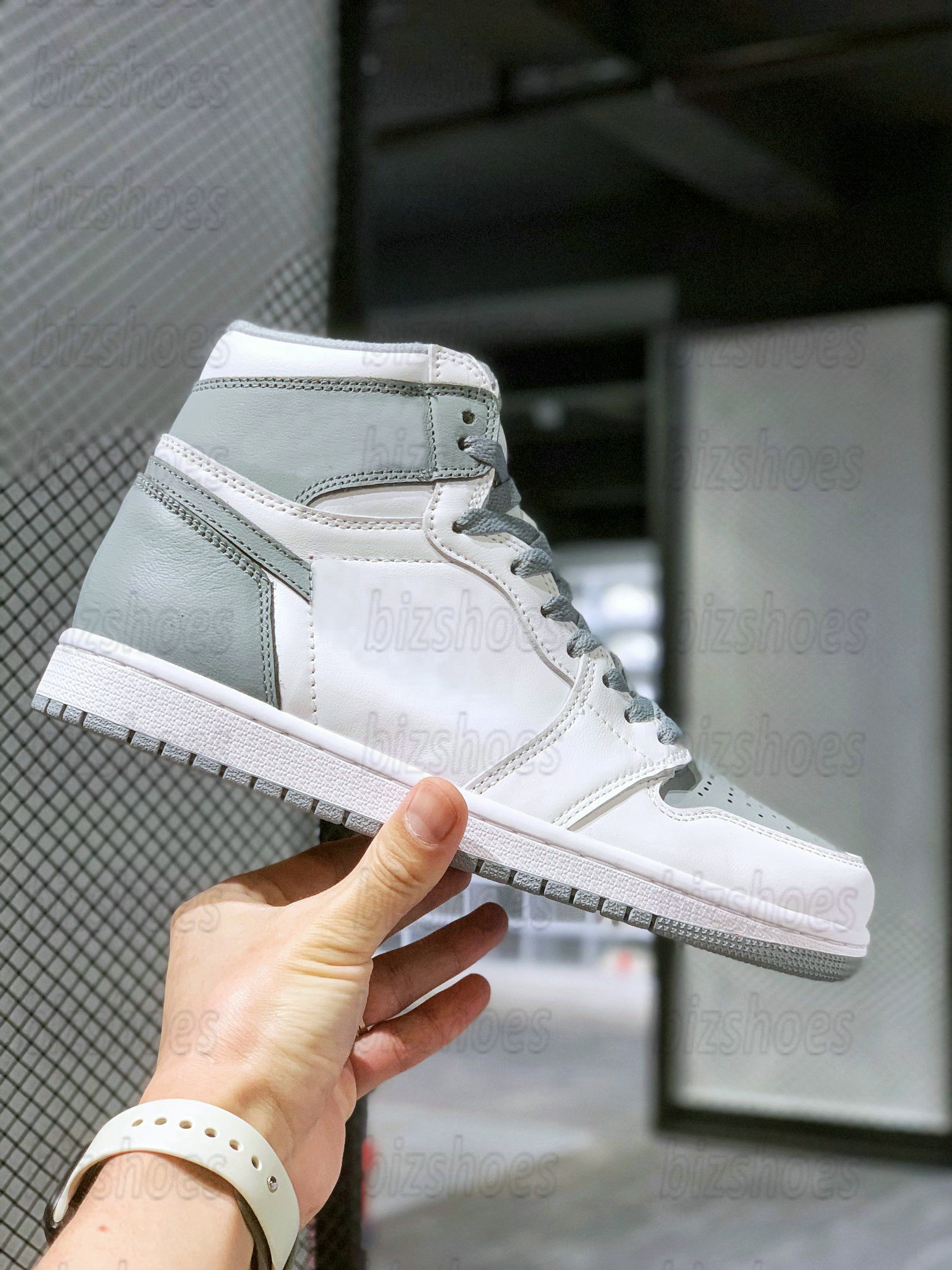 1 High OG Stealth Grey Mens Basketball Shoes Jumpman Stealth/White 1s Sports Sneakers 555088-037 Casual Trainers
1 High OG Stealth Grey Mens Basketball Shoes Jumpman Stealth/White 1s Sports Sneakers 555088-037 Casual Trainers