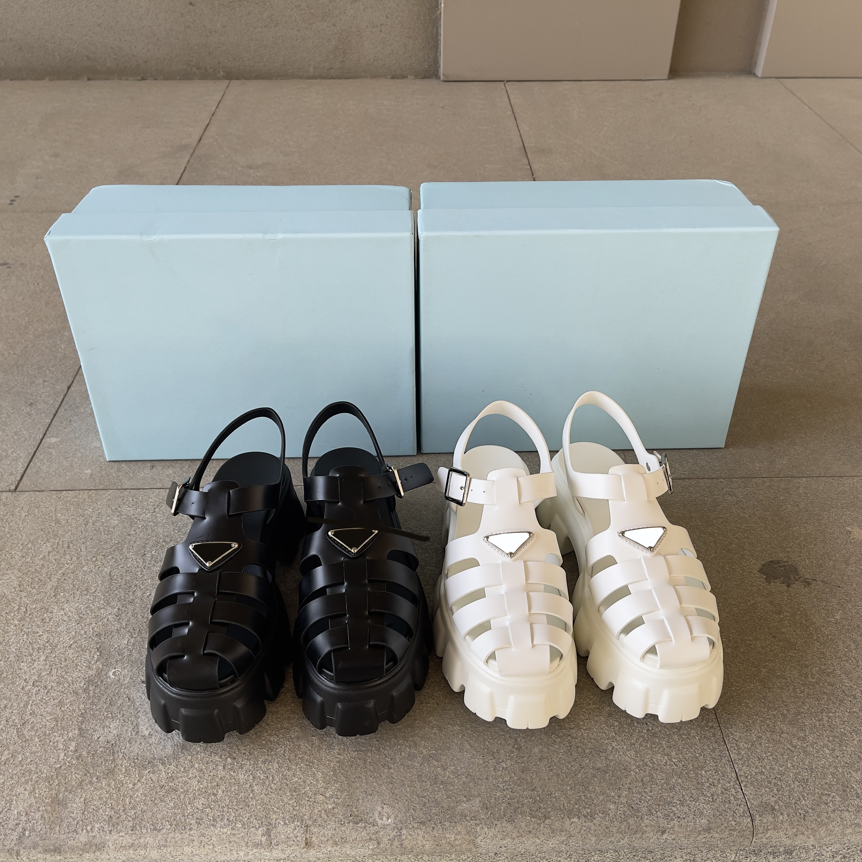 Foam rubber sandals Ladies Slipper Shoe High Quality Leather Platform Loafers Dress Shoes Casual Hot Selling Fashion Flat Slippers Rubber Sandal Size 35-41
Foam rubber sandals Ladies Slipper Shoe High Quality Leather Platform Loafers Dress Shoes Casual Hot Selling Fashion Flat Slippers Rubber Sandal Size 35-41