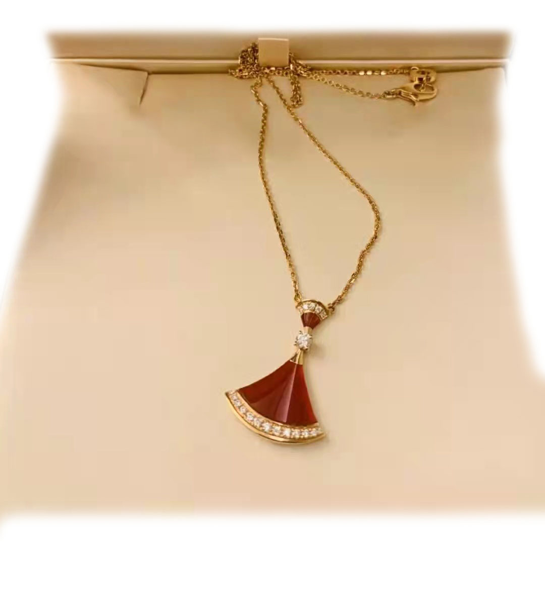 Luxury designer necklace classic fashion elegant fan-shaped jewelry set diamond necklace pendant high-end gift box packaging
Luxury designer necklace classic fashion elegant fan-shaped jewelry set diamond necklace pendant high-end gift box packaging