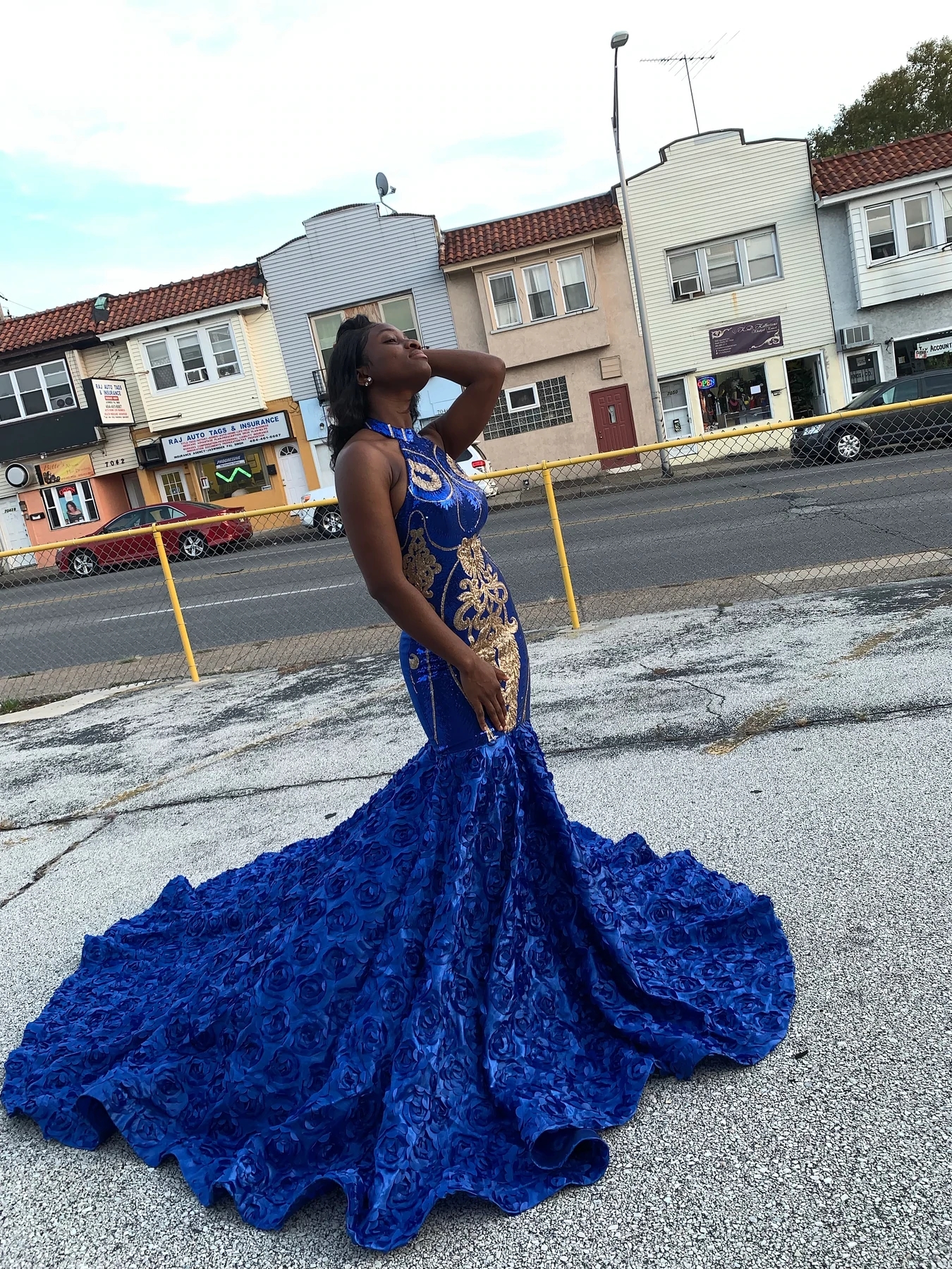 Plus Size Royal Blue Evening Dresses African 2022 Halter Neck Backless Trumpet Prom Dress Black Girls Gold Sequin Formal Party Dubai Arabic Robes De S