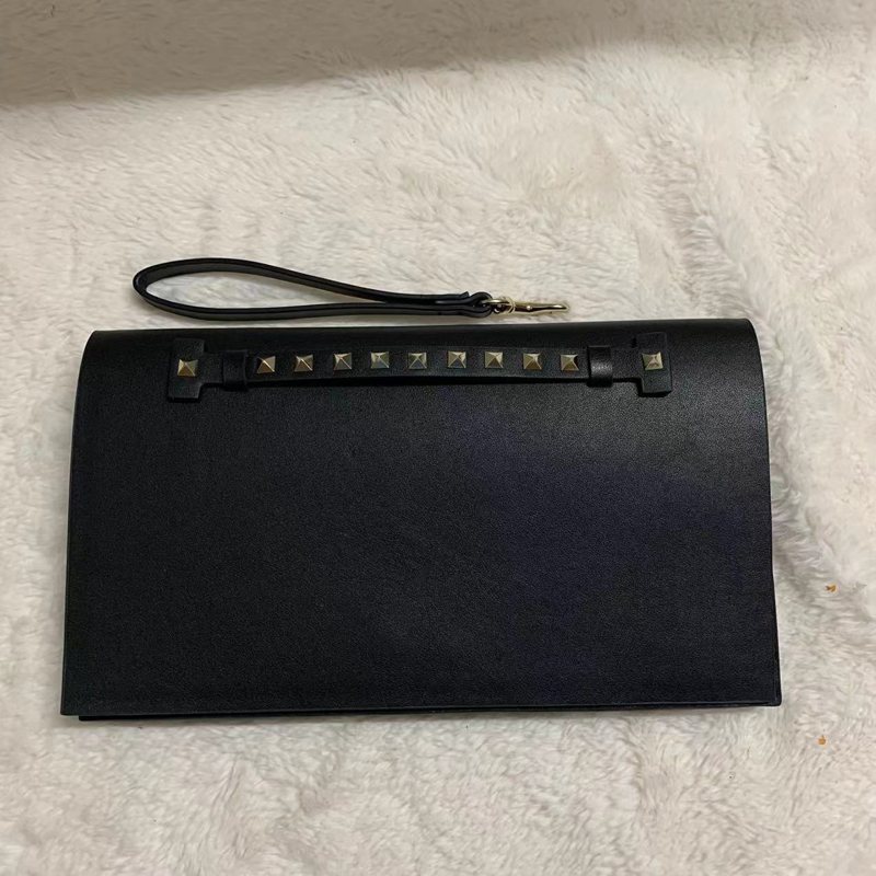 Fashion Designers Bags Genuine Leather Clutch Shoulder Handbag Crossbody Bags Chain Rivet Messenger Top Qualit Business Card Clip Styley Lock Pocket With Letter, Box no sale
Fashion Designers Bags Genuine Leather Clutch Shoulder Handbag Crossbody Bags Chain Rivet Messenger Top Qualit Business Card Clip Styley Lock Pocket With Letter, Box no sale