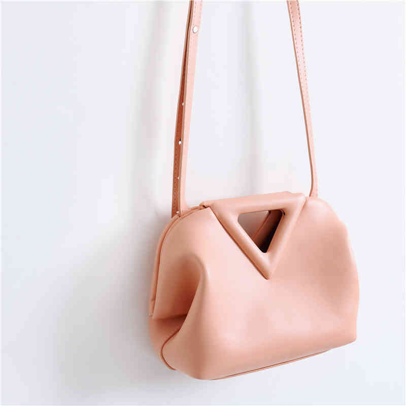 Bottegas Point Venetas Cloud Inverted Triangle Bag 2022 V-neck Fashion Leather Women's3 5GE2, Classic black
Bottegas Point Venetas Cloud Inverted Triangle Bag 2022 V-neck Fashion Leather Women's3 5GE2, Classic black