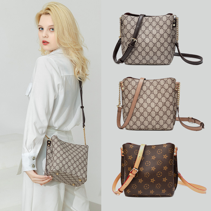Shoulder Bags retro New print bucket bag women's European and American fashion large-capacity one-shoulder messenger chain bag 2022 top quality
Shoulder Bags retro New print bucket bag women's European and American fashion large-capacity one-shoulder messenger chain bag 2022 top quality