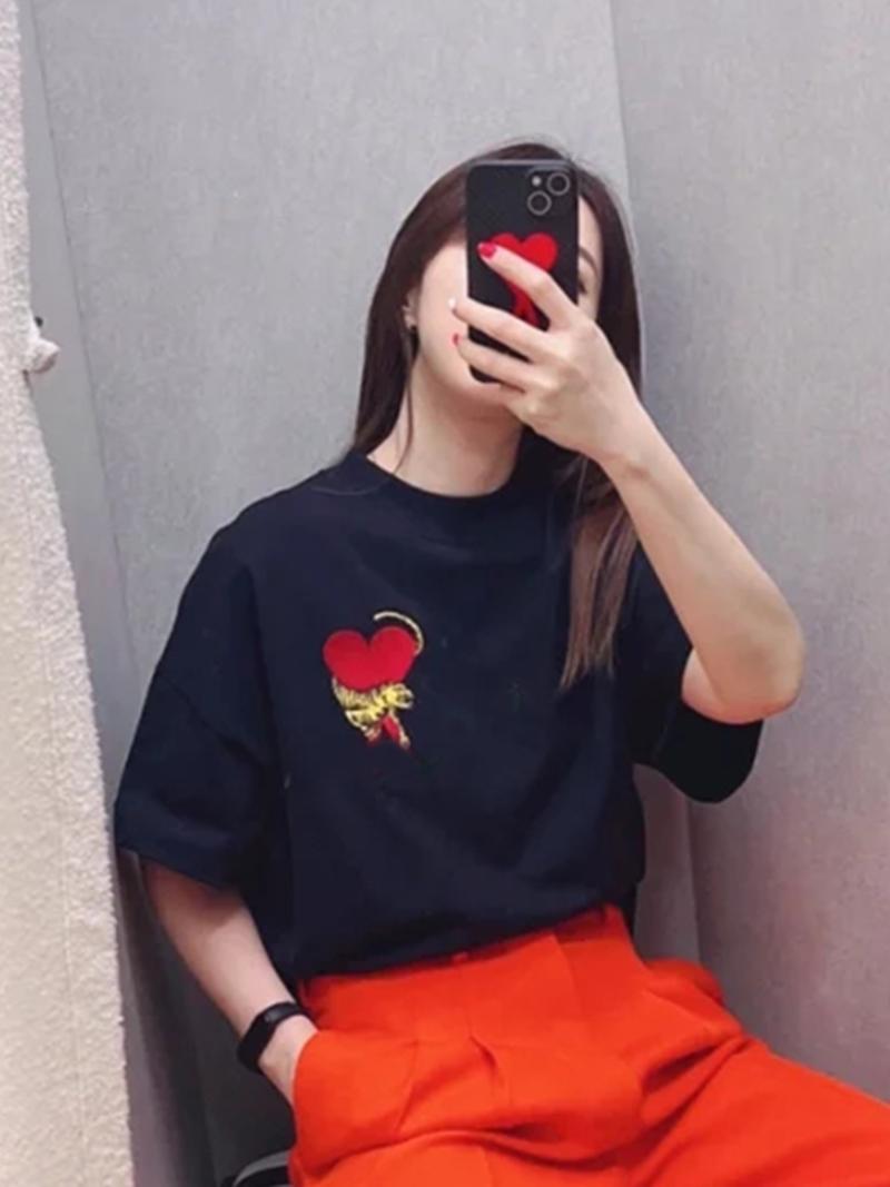 Women' T-Shirt Tiger Heart Pattern Embroidery 2022 Trend Fashion Casual Top Tshirt High Quality Short Sleeve Cotton Summer Tees UnisexWomen, Black
Women' T-Shirt Tiger Heart Pattern Embroidery 2022 Trend Fashion Casual Top Tshirt High Quality Short Sleeve Cotton Summer Tees UnisexWomen, Black