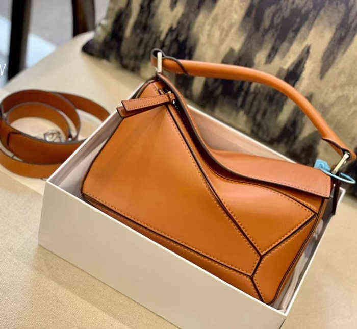 22 Fashion Puzzle High Version Geometric Bag Leather Luo Yiwei Women's Ling Lattice Shoulder Messenger Hand, Black
22 Fashion Puzzle High Version Geometric Bag Leather Luo Yiwei Women's Ling Lattice Shoulder Messenger Hand, Black