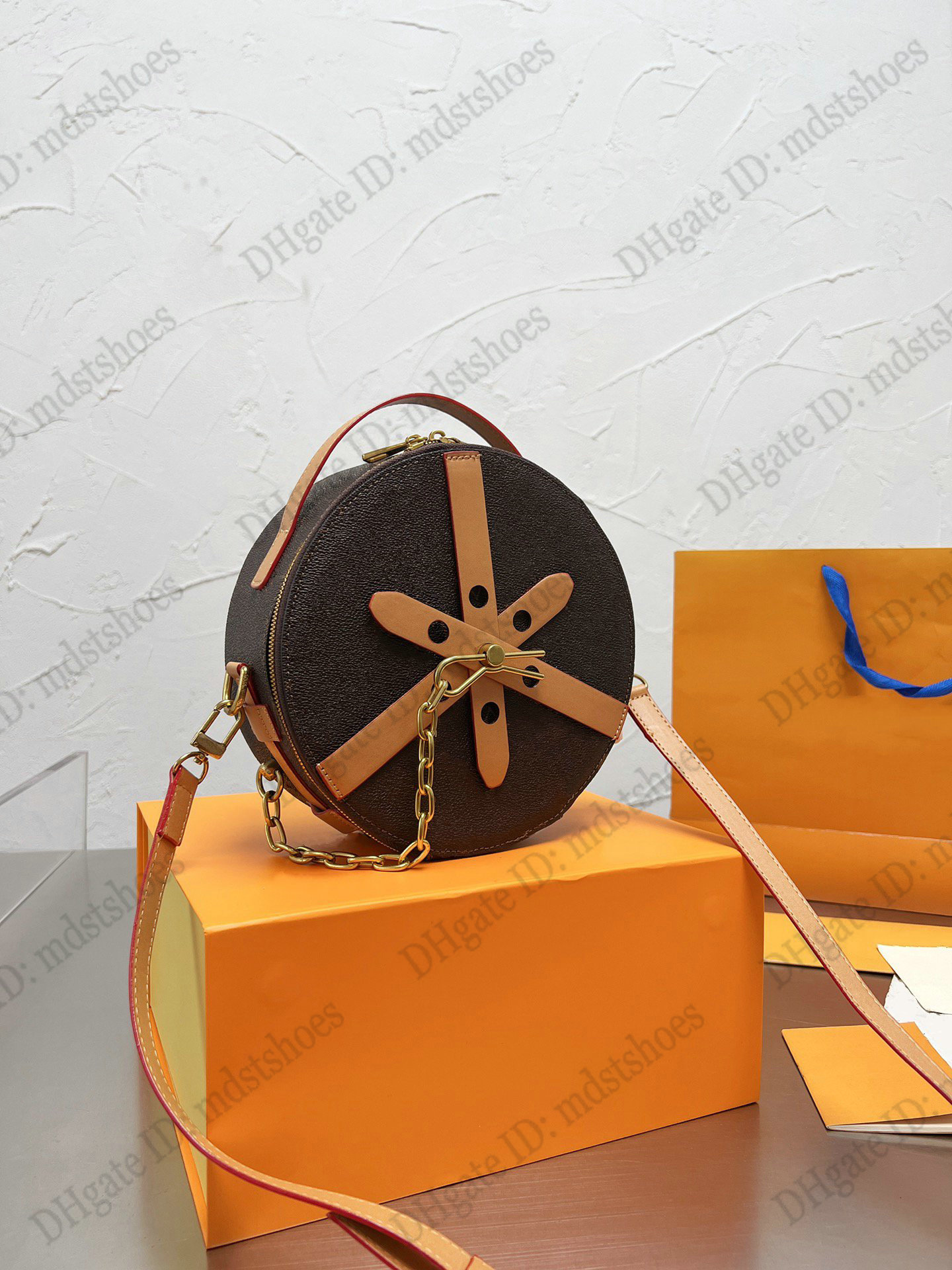 BOITE CHAPEAU N7 Gradient Monograms Coated Canvas Round Bags Designers Travel Shoulder Bags Barrel-shaped Hat Box Bag
BOITE CHAPEAU N7 Gradient Monograms Coated Canvas Round Bags Designers Travel Shoulder Bags Barrel-shaped Hat Box Bag