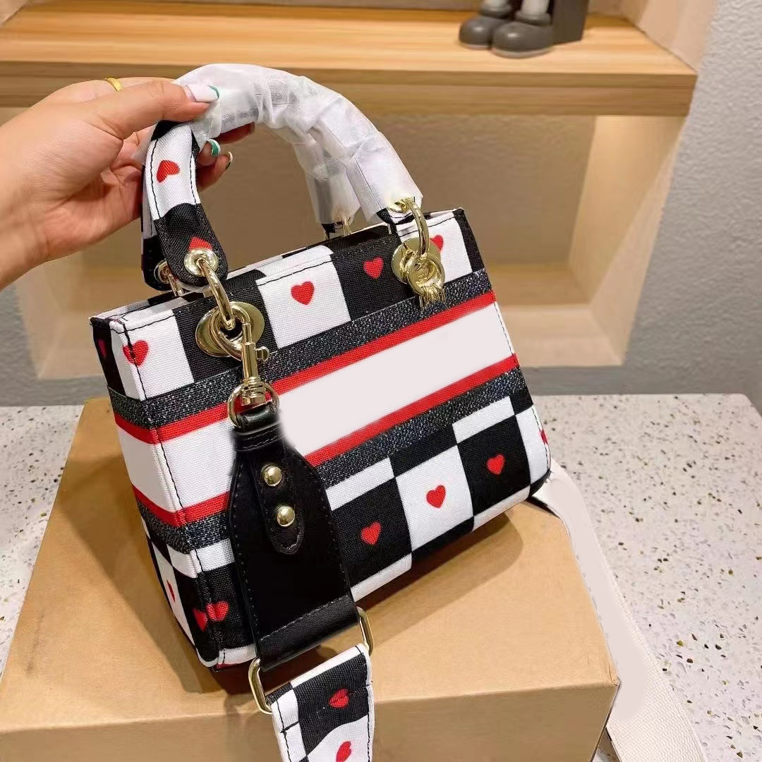 Lady bag shoulder Canvas Bags wallet Luxurys Top designers Quality Women handbag Fashion handbags mother classic beauty purse package Thread Clutch chains, No bags
Lady bag shoulder Canvas Bags wallet Luxurys Top designers Quality Women handbag Fashion handbags mother classic beauty purse package Thread Clutch chains, No bags