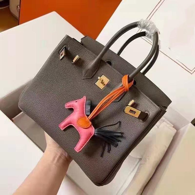 top Quality Tote Bag Handmade Togo Handbags Brands Classic Fashion Women Purse Cowhide Leather Pochette Clutch, Red gold sotck
top Quality Tote Bag Handmade Togo Handbags Brands Classic Fashion Women Purse Cowhide Leather Pochette Clutch, Red gold sotck