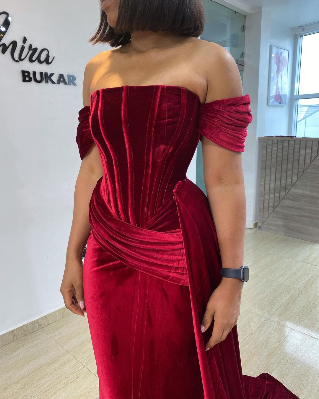 2022 Plus Size Arabic Aso Ebi Burgundy Sheath Sexy Prom Dresses Velvet Strapless Evening Formal Party Second Reception Birthday Engagement Bridesmaid 