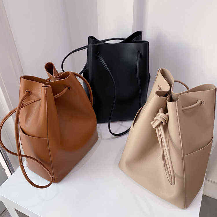 Canadian oak Fort bucket bag women's new tote large capacity ins3515 Single Shoulder Bag Messenger Fashion, Black
Canadian oak Fort bucket bag women's new tote large capacity ins3515 Single Shoulder Bag Messenger Fashion, Black