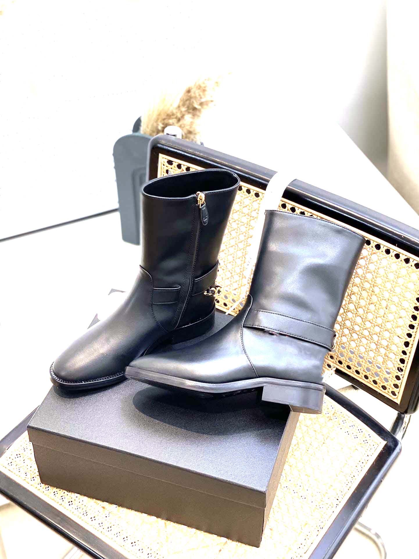 new women's luxury leather Knight boots Martin boots good quality designer short boot size 35 -40, Black
new women's luxury leather Knight boots Martin boots good quality designer short boot size 35 -40, Black