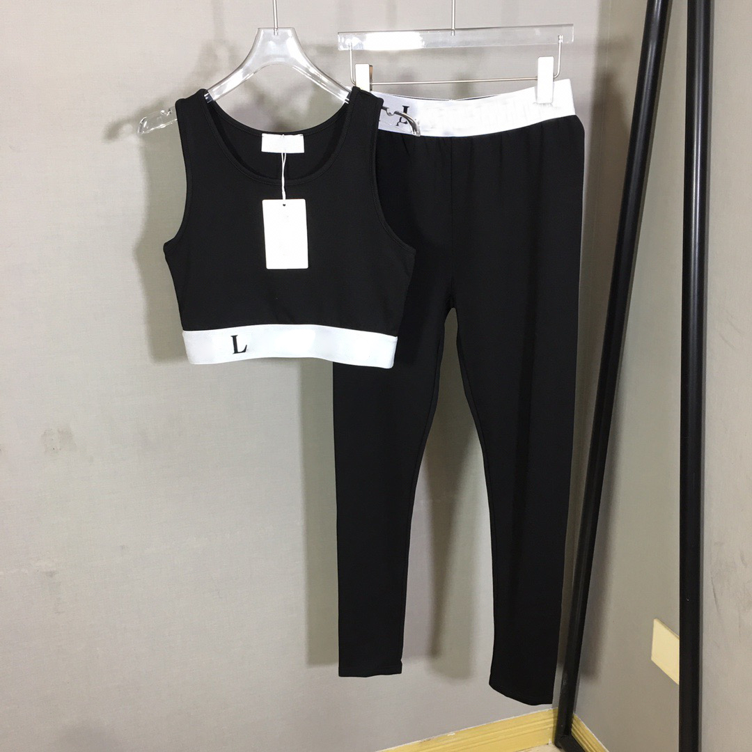 2022 New yoga suit Letter webbed waistcoat elastic waist stretch slimming leggings slim fitness pants Black SML vest villanova designer clothes woman
2022 New yoga suit Letter webbed waistcoat elastic waist stretch slimming leggings slim fitness pants Black SML vest villanova designer clothes woman