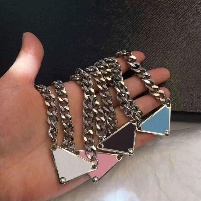 Luxurys Sale Pendant Necklaces Fashion for Man Woman Inverted Triangle Letter Designers Brand Jewelry Mens Womens Trendy Personality Clavicle Chain
Luxurys Sale Pendant Necklaces Fashion for Man Woman Inverted Triangle Letter Designers Brand Jewelry Mens Womens Trendy Personality Clavicle Chain