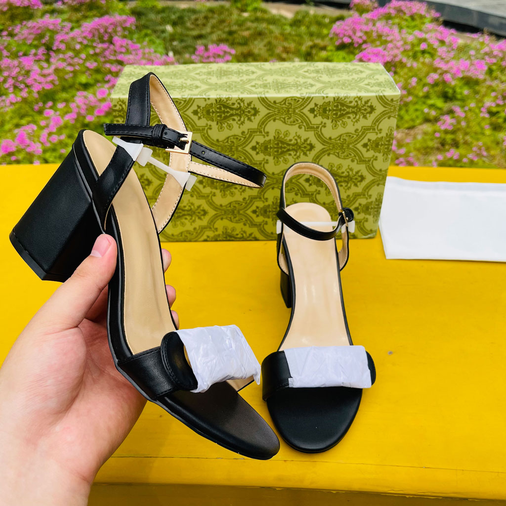 Leather 2022 Mid Heel Sandals Women Slippers Striped Beach Leather Rubber Midsole Sandal Luxury Designer Alphabet Flat Ladies Shoes 34-42
Leather 2022 Mid Heel Sandals Women Slippers Striped Beach Leather Rubber Midsole Sandal Luxury Designer Alphabet Flat Ladies Shoes 34-42