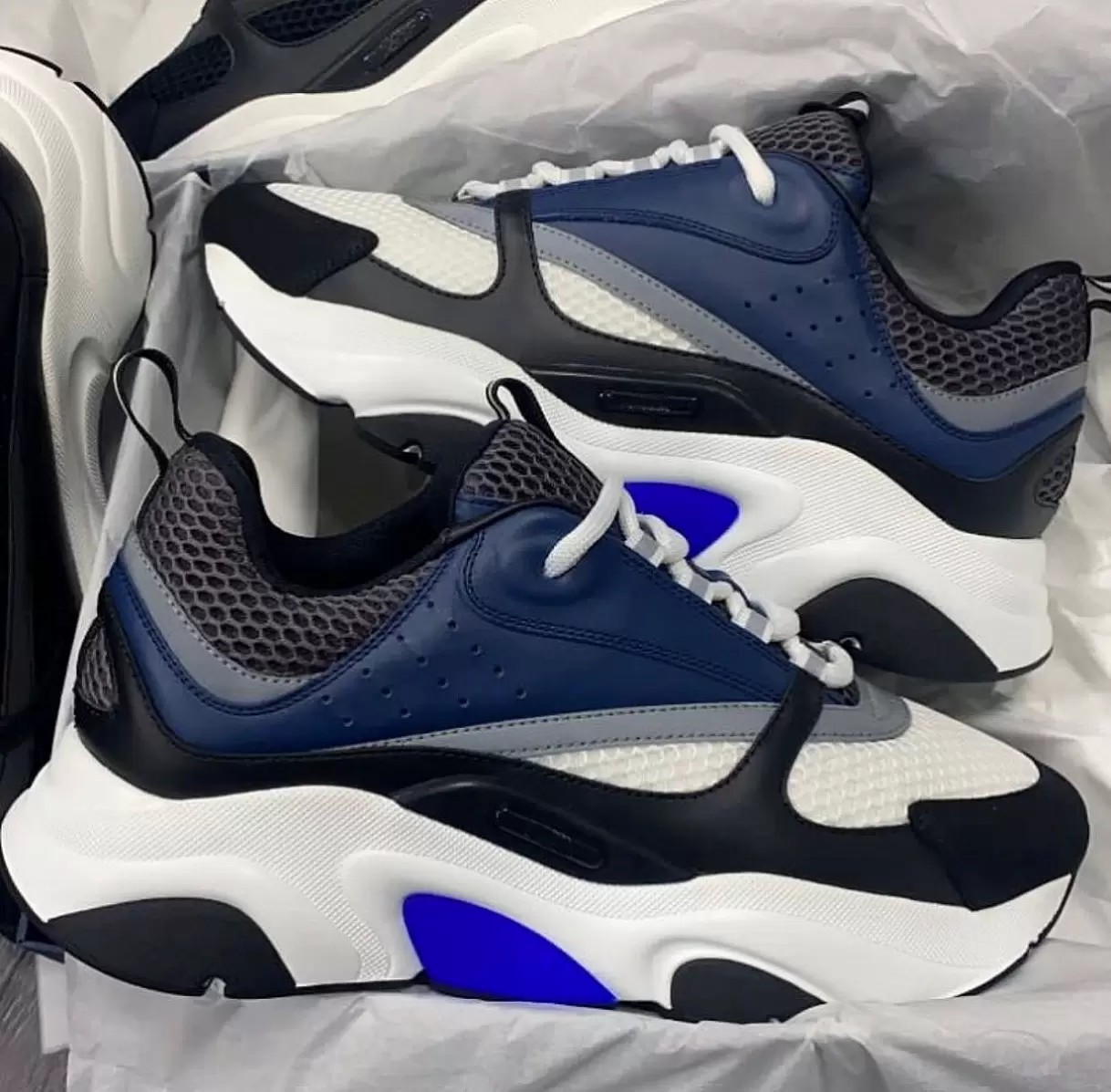 22S S Elegant Sporty Season Reflective Man Sneakers Shoes High Quality Runner Mesh Leather Casual Walking Perfect BF Gift Technical Men's Outdoor Trainers Box
22S S Elegant Sporty Season Reflective Man Sneakers Shoes High Quality Runner Mesh Leather Casual Walking Perfect BF Gift Technical Men's Outdoor Trainers Box