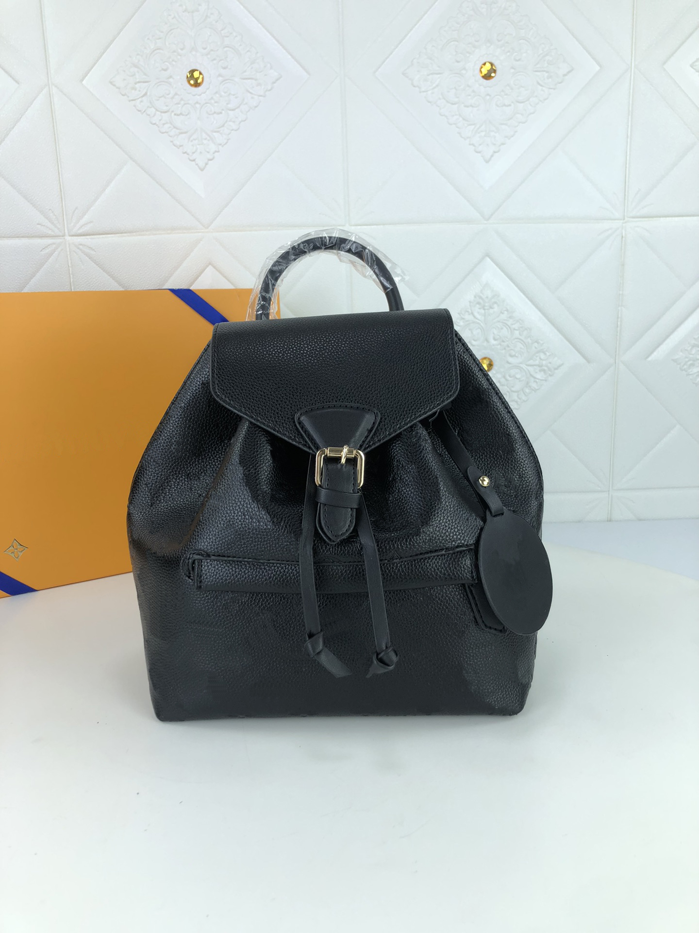 M45205 Montsouris Backpack embossed Detachable leather charm adjustable straps women Magnetic buckle closure with drawstring shoulder bags, Black
M45205 Montsouris Backpack embossed Detachable leather charm adjustable straps women Magnetic buckle closure with drawstring shoulder bags, Black