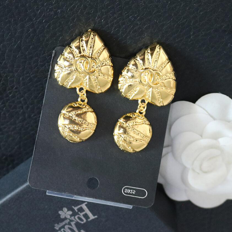 Designer Earrings Ear Stud Designers Brand 18K Gold Plated Double Letters Fashion Women Temperament Earring Wedding Party Jewerlry Classic Style ER0530
Designer Earrings Ear Stud Designers Brand 18K Gold Plated Double Letters Fashion Women Temperament Earring Wedding Party Jewerlry Classic Style ER0530