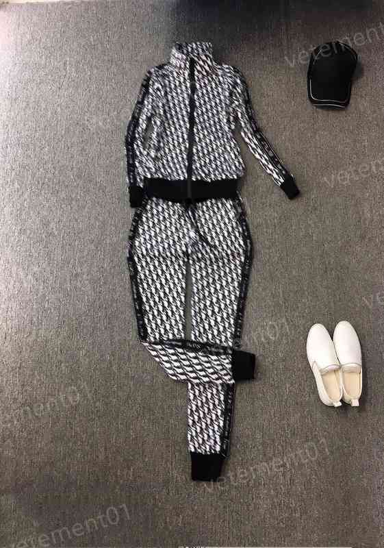 Womens Two Piece Pants Classic Logo Print Fashion Designer Cardigan Jacket With Casual Pants 2 Piece Sets Luxury Designer Tracksuits
Womens Two Piece Pants Classic Logo Print Fashion Designer Cardigan Jacket With Casual Pants 2 Piece Sets Luxury Designer Tracksuits