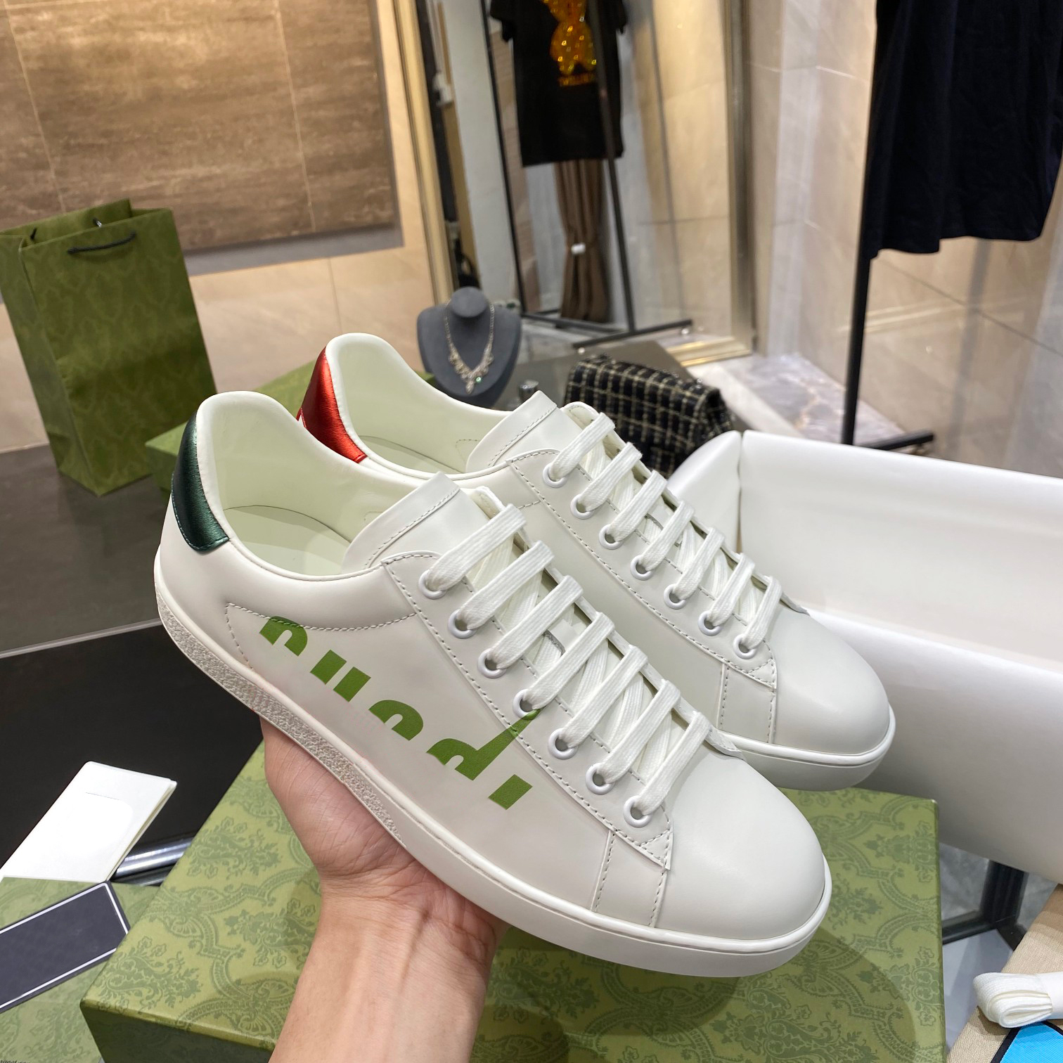 2022 High Quality Luxury Designer Bee Ace Sneakers Casual Shoes Chaussures Low Top Leather Bees Stripe Shoes Walking Sports Men Women Sneaker Scarpe
2022 High Quality Luxury Designer Bee Ace Sneakers Casual Shoes Chaussures Low Top Leather Bees Stripe Shoes Walking Sports Men Women Sneaker Scarpe