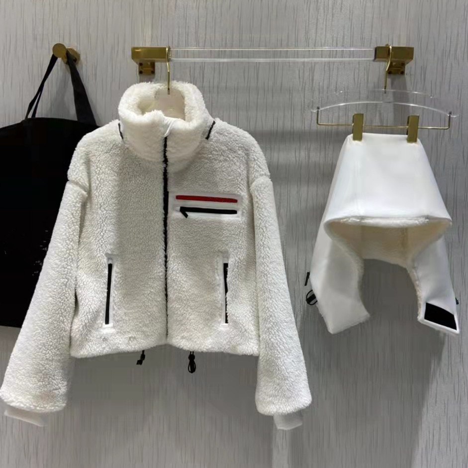 Designer women's lamb fur coats thick warm outerwear detachable hat fashion classic letter clothing with high quality down jacket, White
Designer women's lamb fur coats thick warm outerwear detachable hat fashion classic letter clothing with high quality down jacket, White