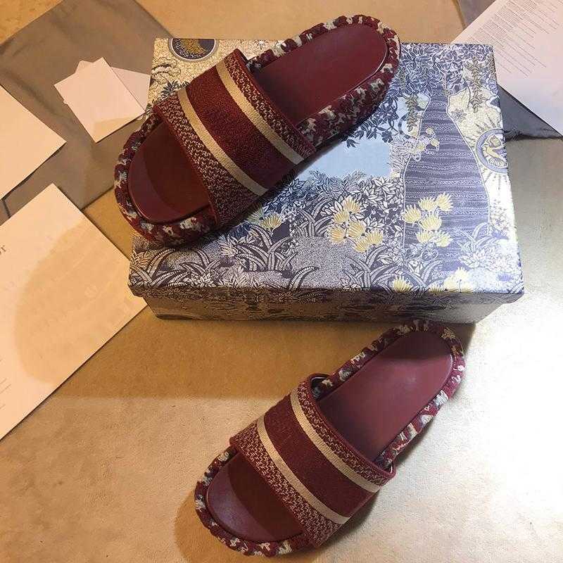 Designer Ladies Sandals Summer Flat Slippers Thick Sole Fashion Beach Women Rainbow Alphabet Sponge Cake Thick Sole Embroidered Slippers
Designer Ladies Sandals Summer Flat Slippers Thick Sole Fashion Beach Women Rainbow Alphabet Sponge Cake Thick Sole Embroidered Slippers
