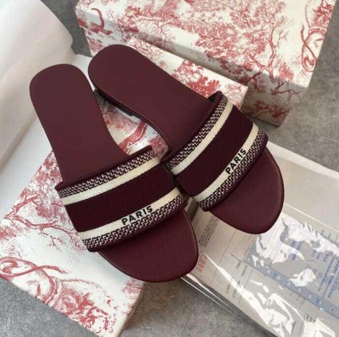 2022 Paris Embroidered Dazzle slipper women ladies scuffs summer beach striped causal flip flops flat Slide Slippers sandals Designers
2022 Paris Embroidered Dazzle slipper women ladies scuffs summer beach striped causal flip flops flat Slide Slippers sandals Designers