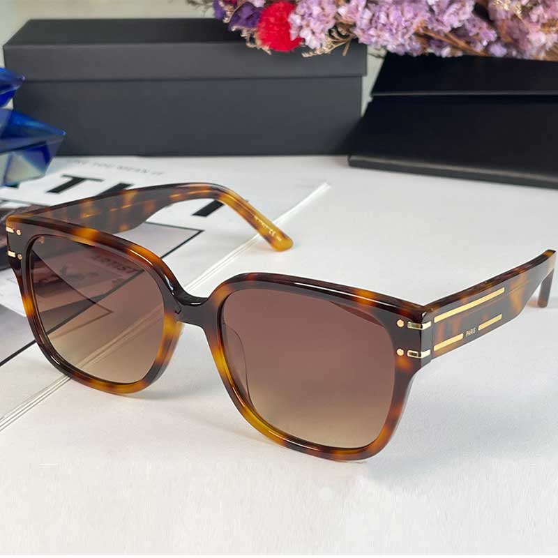 Mens Signature Sunglasses Luxury Brand Super Quality Brown Tortoiseshell Low Rectangle Frame With Logo Temples Womens Vacation Travel Beach UV400 lunettes S7F
Mens Signature Sunglasses Luxury Brand Super Quality Brown Tortoiseshell Low Rectangle Frame With Logo Temples Womens Vacation Travel Beach UV400 lunettes S7F