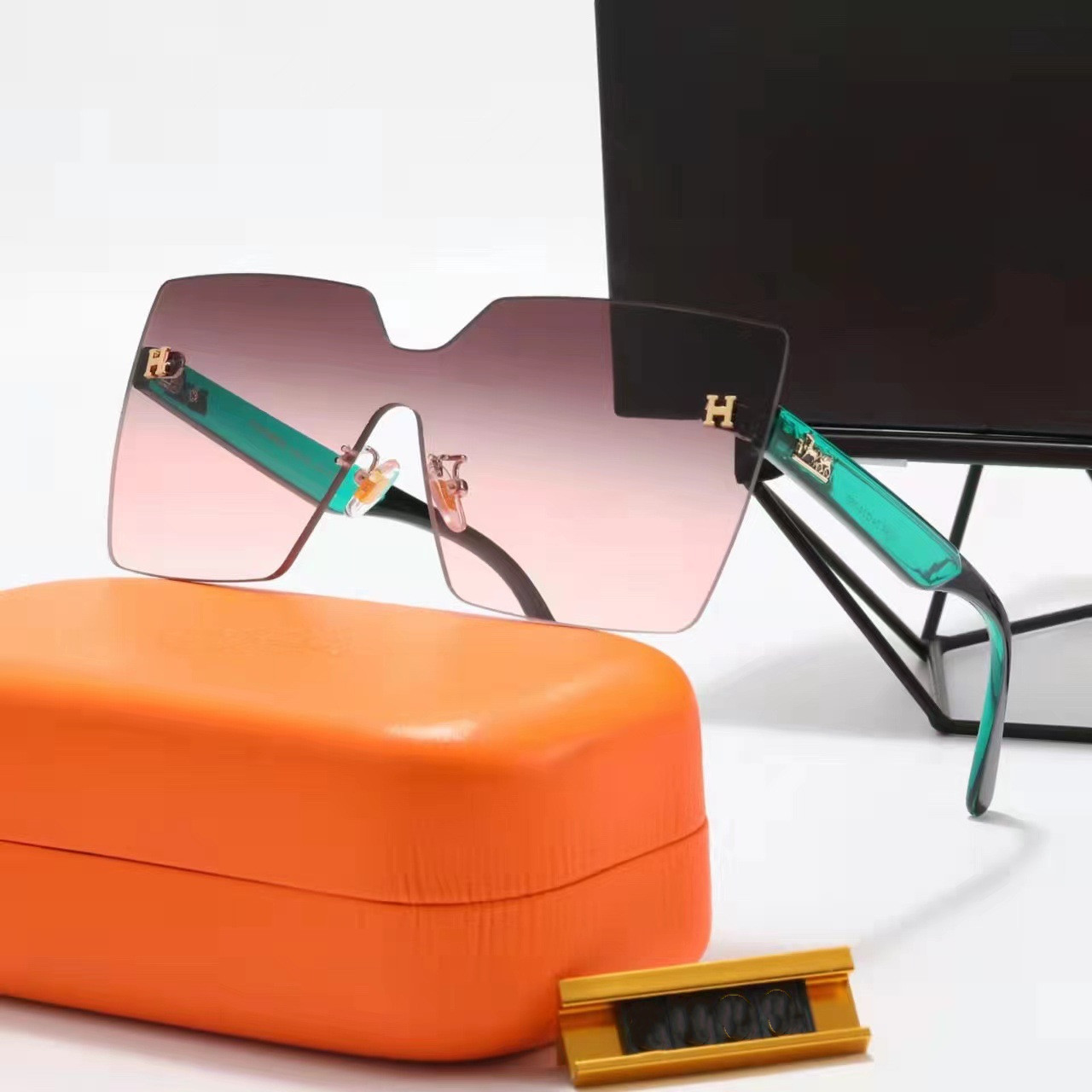Fashion Couple Luxurys Designers Sunglasses For Women Mens Designer Sun Glasses Outdoor Drive Holiday Summer Polarized Woman Sunglass Box
Fashion Couple Luxurys Designers Sunglasses For Women Mens Designer Sun Glasses Outdoor Drive Holiday Summer Polarized Woman Sunglass Box