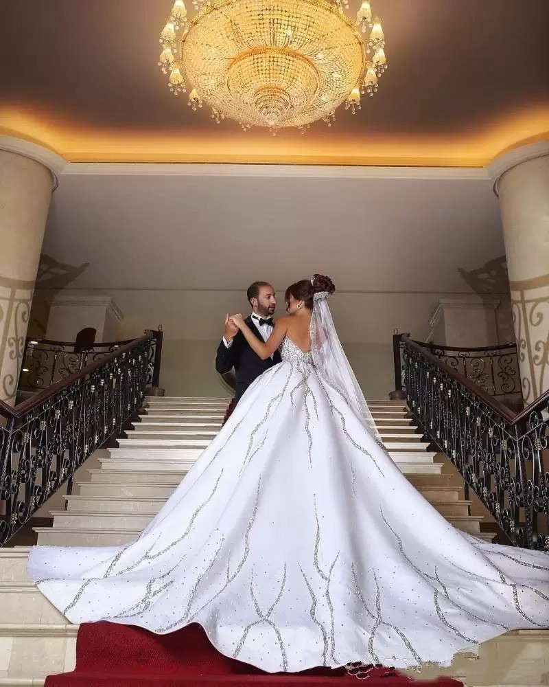 Ball Gown Wedding Dresses V Neck Beaded Appliqued Ruffles Bridal Gowns Sleeveless Strapless Satin Vintage Plus Size robes de soiree